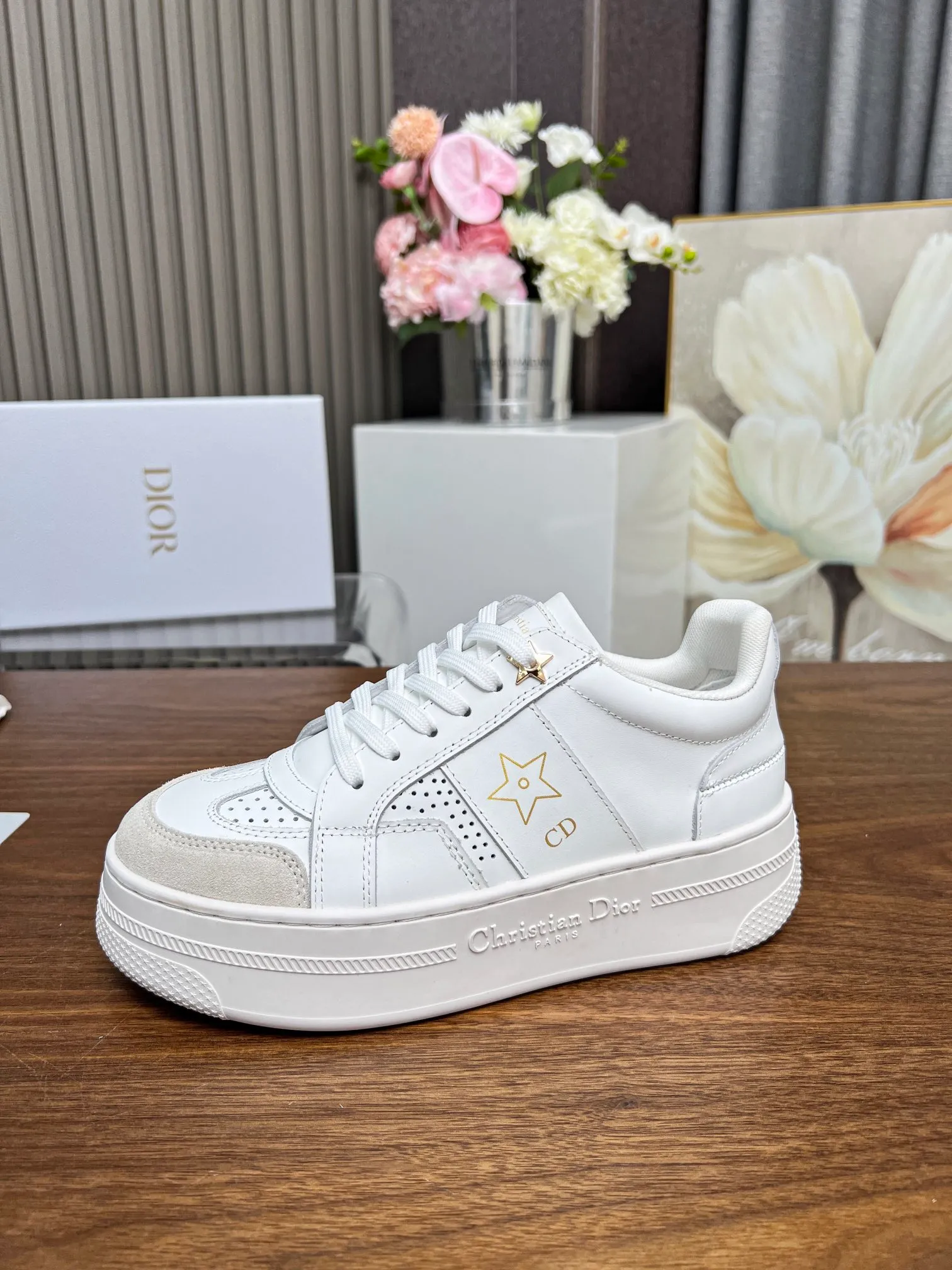 👟👟Ex-factory price 480👟👟 Dior's new 2024 Lucky Star, star sneakers, improve the signature line of modern style. The upper is carefully crafted from white calfskin, with matching suede calfskin panels on the front, and black CD signatures and star patterns on both sides, highlighting its unique charm. With a thick yet ultra-light signature sole that is 5cm taller, this sneaker can be paired with casual wear all year round. Size: 35-41. Welcome to place your order in the picture above [Rose][Rose][Rose]